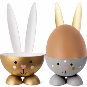Goldener und grauer Hasen-Eierbecher im Vergleich, rechts mit eingesetztem braunem Hühnerei.