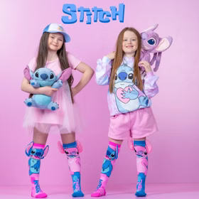 Zwei Mädchen in rosa und lila Stitch-Outfits tragen die Stitch-&-Angel-Kniestrümpfe mit auffälligen 3D-Ohren.