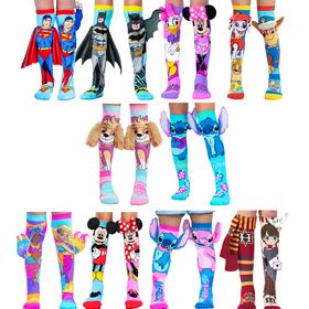 Kind trägt bunte Stitch-&-Angel-Socken in Pink und Blau, jeweils mit großen 3D-Ohren an den Seiten.