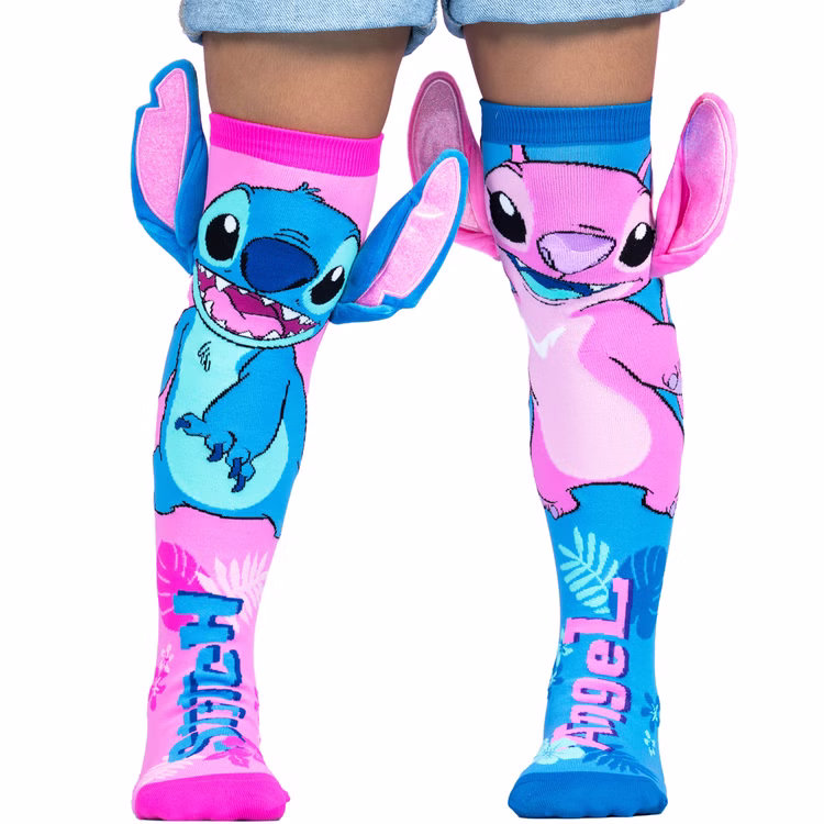 Lustige Stitch Socken mit 3D-Ohren Hawaii Blau & Pink für Kinder und Erwachsene Kniestrümpfe Geschenkidee Kindersocken Socken für Erwachsene Spaßsocken Kostüm-Zubehör Stitchsocken Kind trägt bunte Stitch-&-Angel-Socken in Pink und Blau, jeweils mit großen 3D-Ohren an den Seiten.