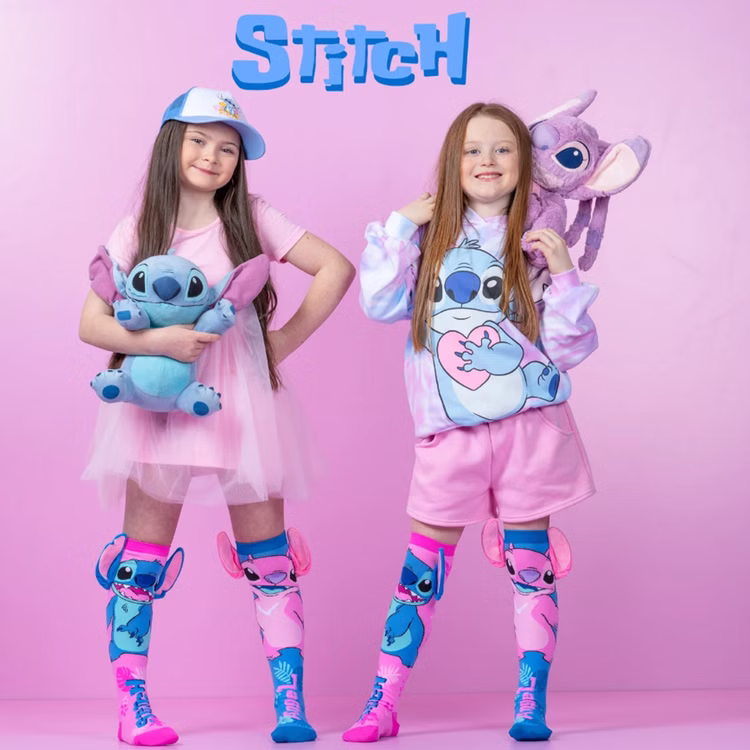 Lustige Stitch Socken mit 3D-Ohren Hawaii Blau & Pink für Kinder und Erwachsene Kniestrümpfe Geschenkidee Kindersocken Socken für Erwachsene Spaßsocken Kostüm-Zubehör Stitchsocken Zwei Mädchen in rosa und lila Stitch-Outfits tragen die Stitch-&-Angel-Kniestrümpfe mit auffälligen 3D-Ohren.