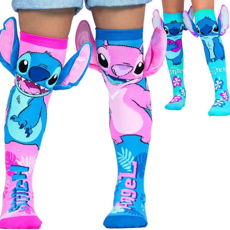 Lustige Stitch Socken mit 3D-Ohren Hawaii Blau & Pink für Kinder und Erwachsene Kind trägt bunte Stitch-&-Angel-Socken in Pink und Blau, jeweils mit großen 3D-Ohren an den Seiten.
