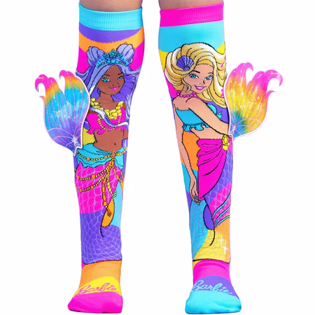 Lustige Barbie Meerjungfrauen Socken bunt mit 3D-Flossen für Kinder und Erwachsene Kniestrümpfe Geschenkidee Kindersocken Socken für Erwachsene Spaßsocken Kostüm-Zubehör Meerjungfrausocken Bunte Barbie-Meerjungfrauensocken mit 3D-Flossen, getragen von einem Kind, in kräftigen Farben und detailreichen Motiven.