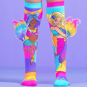 Barbie-Meerjungfrauensocken vor lila Hintergrund, mit bunten Motiven und seitlichen glitzernden 3D-Flossen.