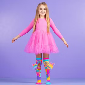 Kind im pinken Kleid präsentiert farbenfrohe Barbie-Meerjungfrauensocken mit auffälligen 3D-Flossen.