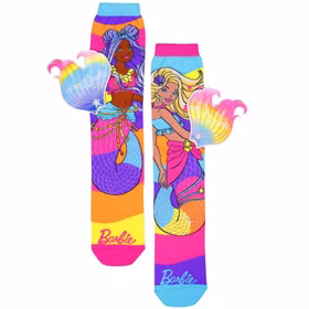 Flach liegendes Paar Barbie-Meerjungfrauensocken mit zwei Motiven und seitlich befestigten bunt-transparenten 3D-Flossen.