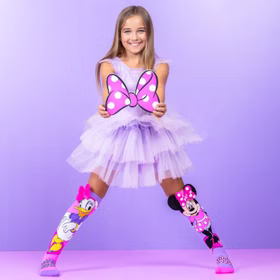 Lustige Minnie & Daisy Socken Pink Lila mit 3D-Effekt für Kinder und Erwachsene Kniestrümpfe Geschenkidee Kindersocken Socken für Erwachsene Spaßsocken Kostüm-Zubehör „Mädchen in lila Tüllkleid trägt Daisy- und Minnie-Socken mit 3D-Schleifen und hält eine große pinke Minnie-Maus-Schleife.“