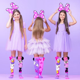 Lustige Minnie & Daisy Socken Pink Lila mit 3D-Effekt für Kinder und Erwachsene Kniestrümpfe Geschenkidee Kindersocken Socken für Erwachsene Spaßsocken Kostüm-Zubehör „Drei Mädchen in lila Kleidern tragen Daisy- und Minnie-Mouse-Socken mit 3D-Schleifen und posieren fröhlich.“
