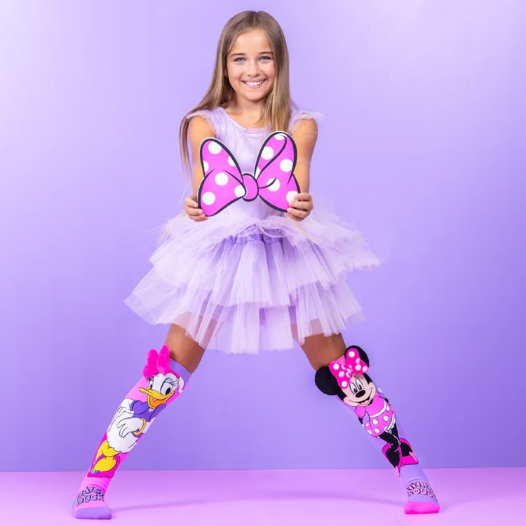 Lustige Minnie & Daisy Socken Pink Lila mit 3D-Effekt für Kinder und Erwachsene Kniestrümpfe Geschenkidee Kindersocken Socken für Erwachsene Spaßsocken Kostüm-Zubehör „Mädchen in lila Tüllkleid trägt Daisy- und Minnie-Socken mit 3D-Schleifen und hält eine große pinke Minnie-Maus-Schleife.“