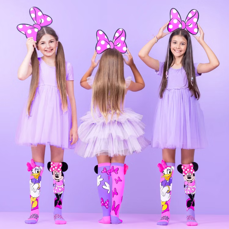 Lustige Minnie & Daisy Socken Pink Lila mit 3D-Effekt für Kinder und Erwachsene Kniestrümpfe Geschenkidee Kindersocken Socken für Erwachsene Spaßsocken Kostüm-Zubehör „Drei Mädchen in lila Kleidern tragen Daisy- und Minnie-Mouse-Socken mit 3D-Schleifen und posieren fröhlich.“