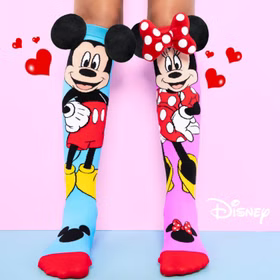 Lustige Mickey & Minnie Socken Bunt mit 3D-Effekt für Kinder und Erwachsene Kniestrümpfe Geschenkidee Kindersocken Socken für Erwachsene Spaßsocken Kostüm-Zubehör Kniestrümpfe Geschenkidee Kindersocken Socken für Erwachsene Spaßsocken Kostüm-Zubehör Mickey- und Minnie-Maus-Socken mit 3D-Ohren und Schleife, vor rosa Hintergrund mit kleinen Herzsymbolen.