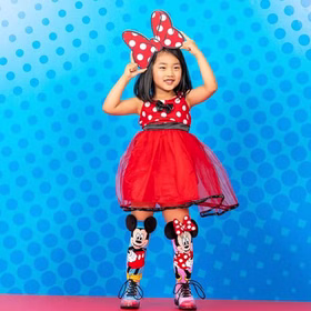 Lustige Mickey & Minnie Socken Bunt mit 3D-Effekt für Kinder und Erwachsene Kniestrümpfe Geschenkidee Kindersocken Socken für Erwachsene Spaßsocken Kostüm-Zubehör Kniestrümpfe Geschenkidee Kindersocken Socken für Erwachsene Spaßsocken Kostüm-Zubehör Kind im roten Minnie-Kleid trägt Mickey- und Minnie-Socken mit 3D-Ohren vor blauem Punktmuster-Hintergrund.