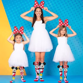 Lustige Mickey & Minnie Socken Bunt mit 3D-Effekt für Kinder und Erwachsene Kniestrümpfe Geschenkidee Kindersocken Socken für Erwachsene Spaßsocken Kostüm-Zubehör Kniestrümpfe Geschenkidee Kindersocken Socken für Erwachsene Spaßsocken Kostüm-Zubehör Mutter und zwei Kinder in weißen Kleidern tragen Mickey- und Minnie-Socken mit 3D-Ohren vor blau-gelbem Hintergrund.