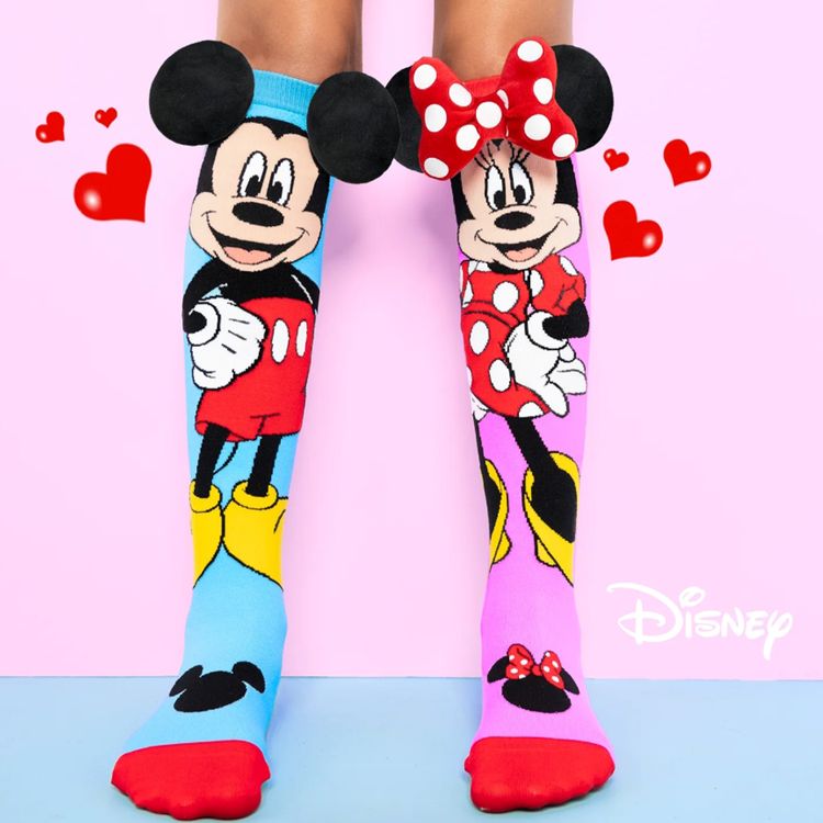 Bunte Kniestrümpfe mit Mickey und Minnie Mouse, jeweils mit großen 3D-Ohren und Schleife am oberen Rand.