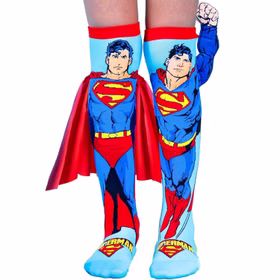 Lustige Superman Socken Blau Rot Superheld mit 3D-Effekt für Kinder & Erwachsene Kniestrümpfe Geschenkidee Kindersocken Socken für Erwachsene Spaßsocken Kostüm-Zubehör Kniestrümpfe Geschenkidee Kindersocken Socken für Erwachsene Spaßsocken Kostüm-Zubehör Kind trägt Superman-Socken mit rotem Cape und 3D-Arm in Flugpose.