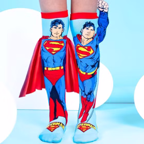 Lustige Superman Socken Blau Rot Superheld mit 3D-Effekt für Kinder & Erwachsene Kniestrümpfe Geschenkidee Kindersocken Socken für Erwachsene Spaßsocken Kostüm-Zubehör Kniestrümpfe Geschenkidee Kindersocken Socken für Erwachsene Spaßsocken Kostüm-Zubehör Superman-Socken in Nahaufnahme, mit 3D-Cape und erhobenem Superhelden-Arm.