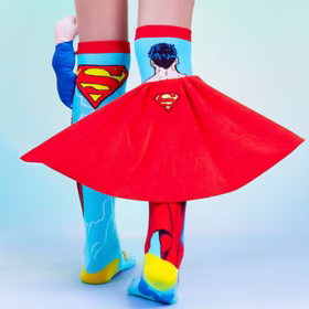 Lustige Superman Socken Blau Rot Superheld mit 3D-Effekt für Kinder & Erwachsene Kniestrümpfe Geschenkidee Kindersocken Socken für Erwachsene Spaßsocken Kostüm-Zubehör Kniestrümpfe Geschenkidee Kindersocken Socken für Erwachsene Spaßsocken Kostüm-Zubehör Rückansicht der Superman-Socken mit großem rotem Cape und Super-Logo.