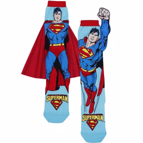Lustige Superman Socken Blau Rot Superheld mit 3D-Effekt für Kinder & Erwachsene Kniestrümpfe Geschenkidee Kindersocken Socken für Erwachsene Spaßsocken Kostüm-Zubehör Kniestrümpfe Geschenkidee Kindersocken Socken für Erwachsene Spaßsocken Kostüm-Zubehör Superman-Socken flach liegend, mit Cape und 3D-Arm zum Hochfliegen.