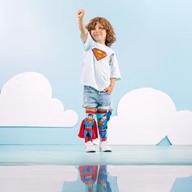 Lustige Superman Socken Blau Rot Superheld mit 3D-Effekt für Kinder & Erwachsene Kniestrümpfe Geschenkidee Kindersocken Socken für Erwachsene Spaßsocken Kostüm-Zubehör Kniestrümpfe Geschenkidee Kindersocken Socken für Erwachsene Spaßsocken Kostüm-Zubehör Kind posiert wie Superman und trägt die Socken mit Cape und 3D-Arm.