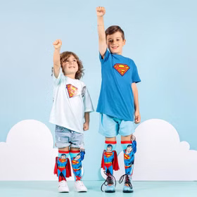 Lustige Superman Socken Blau Rot Superheld mit 3D-Effekt für Kinder & Erwachsene Kniestrümpfe Geschenkidee Kindersocken Socken für Erwachsene Spaßsocken Kostüm-Zubehör Kniestrümpfe Geschenkidee Kindersocken Socken für Erwachsene Spaßsocken Kostüm-Zubehör Zwei Kinder strecken den Arm nach oben und tragen Superman-Socken mit Cape.