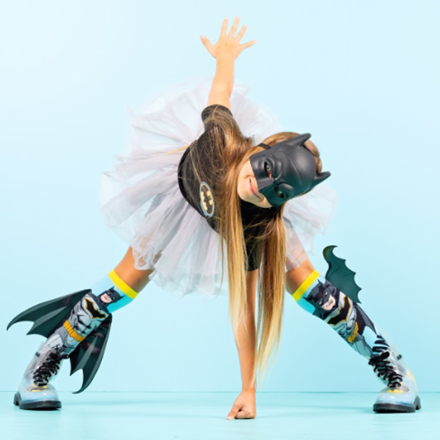 Lustige Batman Socken Superheld mit 3D-Umhang für Kinder und Erwachsene Kniestrümpfe Geschenkidee Kindersocken Socken für Erwachsene Spaßsocken Kostüm-Zubehör Kniestrümpfe Geschenkidee Kindersocken Socken für Erwachsene Spaßsocken Kostüm-Zubehör „Mädchen im Batman-Kostüm und Tüllrock zeigt eine Actionpose und trägt die Batman-Socken mit 3D-Flügeln.“