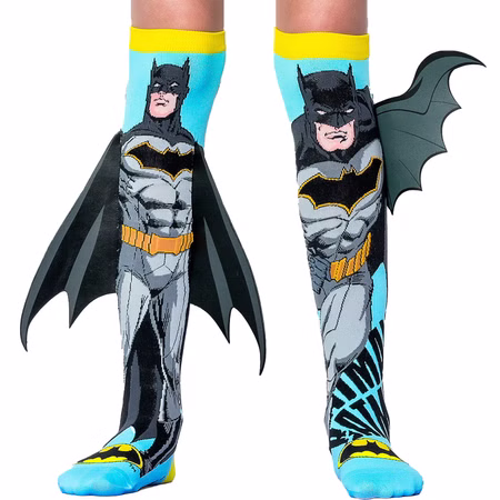 Lustige Batman Socken Superheld mit 3D-Umhang für Kinder und Erwachsene Kniestrümpfe Geschenkidee Kindersocken Socken für Erwachsene Spaßsocken Kostüm-Zubehör Kniestrümpfe Geschenkidee Kindersocken Socken für Erwachsene Spaßsocken Kostüm-Zubehör „Kniestrümpfe mit Batman-Motiv und 3D-Flügeln an den Seiten, getragen an Kinderbeinen vor hellblauem Hintergrund.“