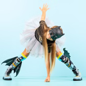 Lustige Batman Socken Superheld mit 3D-Umhang für Kinder und Erwachsene Kniestrümpfe Geschenkidee Kindersocken Socken für Erwachsene Spaßsocken Kostüm-Zubehör Kniestrümpfe Geschenkidee Kindersocken Socken für Erwachsene Spaßsocken Kostüm-Zubehör „Mädchen im Batman-Kostüm und Tüllrock zeigt eine Actionpose und trägt die Batman-Socken mit 3D-Flügeln.“