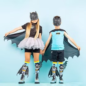 Lustige Batman Socken Superheld mit 3D-Umhang für Kinder und Erwachsene Kniestrümpfe Geschenkidee Kindersocken Socken für Erwachsene Spaßsocken Kostüm-Zubehör Kniestrümpfe Geschenkidee Kindersocken Socken für Erwachsene Spaßsocken Kostüm-Zubehör „Zwei Kinder im Batman-Look mit Masken und Capes tragen die 3D-Batman-Socken und stehen nebeneinander.“