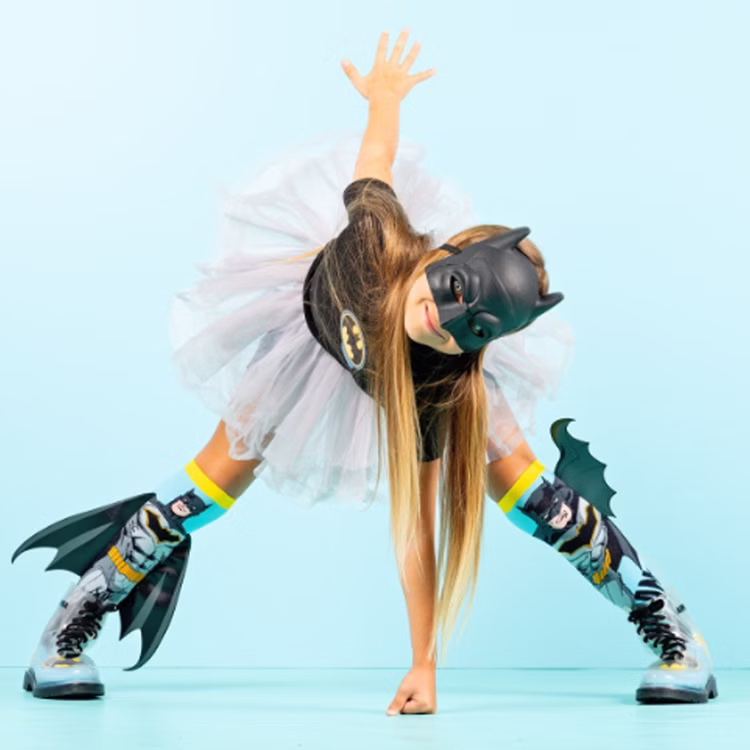 Lustige Batman Socken Superheld mit 3D-Umhang für Kinder und Erwachsene Kniestrümpfe Geschenkidee Kindersocken Socken für Erwachsene Spaßsocken Kostüm-Zubehör Kniestrümpfe Geschenkidee Kindersocken Socken für Erwachsene Spaßsocken Kostüm-Zubehör „Mädchen im Batman-Kostüm und Tüllrock zeigt eine Actionpose und trägt die Batman-Socken mit 3D-Flügeln.“