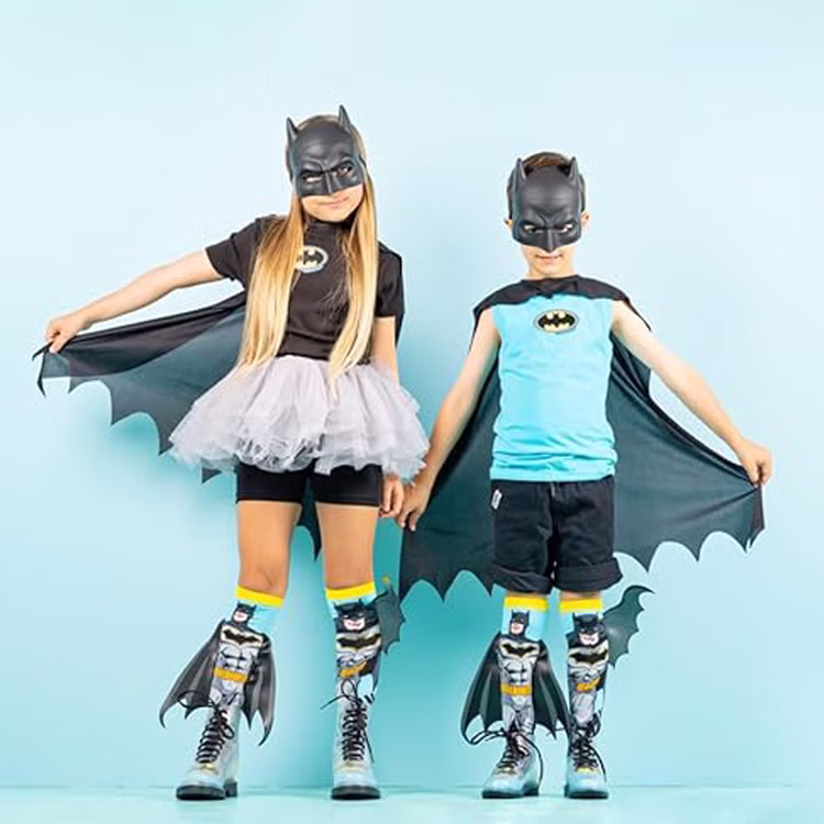 Lustige Batman Socken Superheld mit 3D-Umhang für Kinder und Erwachsene Kniestrümpfe Geschenkidee Kindersocken Socken für Erwachsene Spaßsocken Kostüm-Zubehör Kniestrümpfe Geschenkidee Kindersocken Socken für Erwachsene Spaßsocken Kostüm-Zubehör „Zwei Kinder im Batman-Look mit Masken und Capes tragen die 3D-Batman-Socken und stehen nebeneinander.“