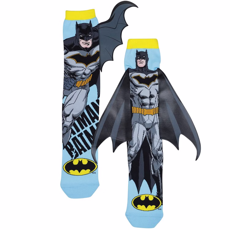 Lustige Batman Socken Superheld mit 3D-Umhang für Kinder und Erwachsene Kniestrümpfe Geschenkidee Kindersocken Socken für Erwachsene Spaßsocken Kostüm-Zubehör Kniestrümpfe Geschenkidee Kindersocken Socken für Erwachsene Spaßsocken Kostüm-Zubehör „Ein Paar Batman-Socken mit 3D-Flügeln nebeneinander liegend, detailliertes Comic-Design in Grau und Blau.“