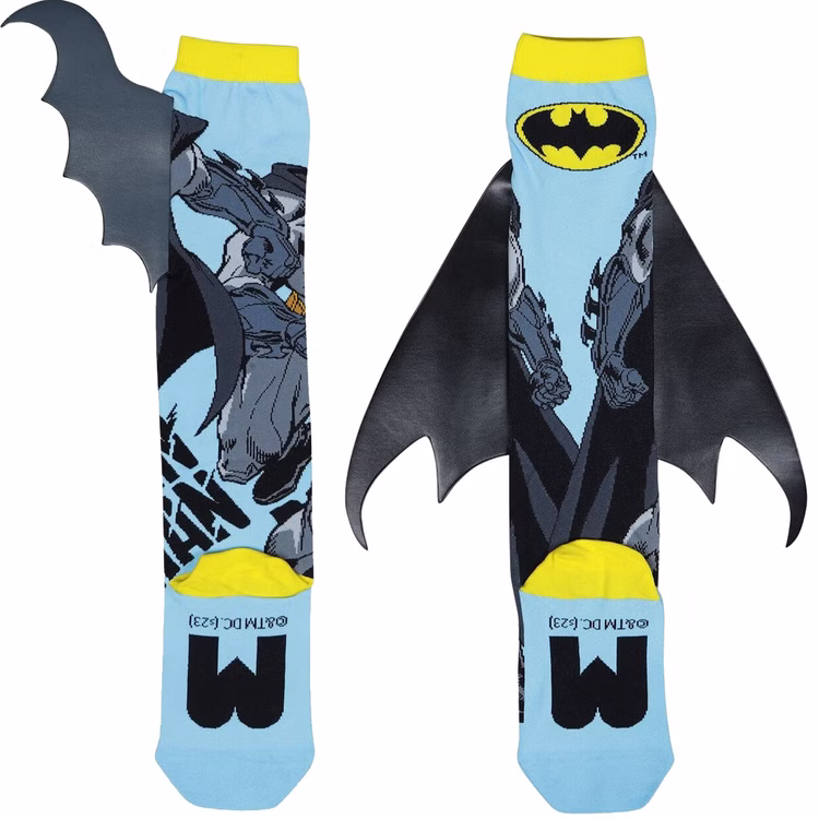 Lustige Batman Socken Superheld mit 3D-Umhang für Kinder und Erwachsene Kniestrümpfe Geschenkidee Kindersocken Socken für Erwachsene Spaßsocken Kostüm-Zubehör Kniestrümpfe Geschenkidee Kindersocken Socken für Erwachsene Spaßsocken Kostüm-Zubehör „Rückseiten der Batman-Socken mit 3D-Flügeln und gelbem Batman-Logo oben am Bund nebeneinander dargestellt.“