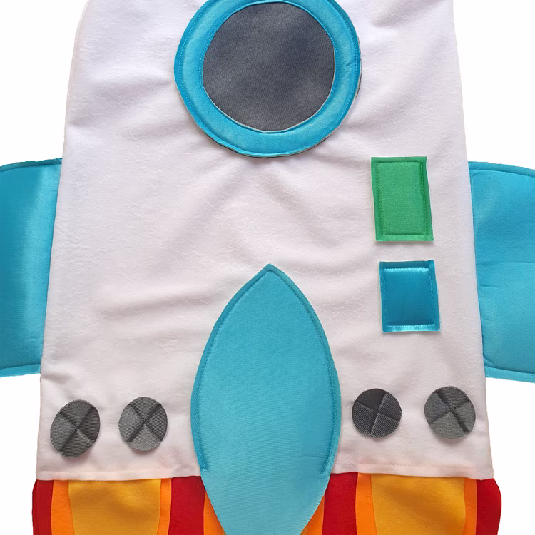 Raketen Kostüm Aero Space Weltraum für Kinder Gr. 116 weiß Fasching Karneval Mottoparty Detailaufnahme Raketen Kostüm Aero Space Weltraum für Kinder von Vorne mit aufgenähtem Bullauge und Knöpfen von Vorne
