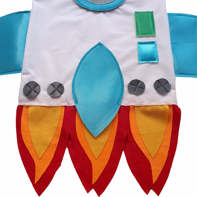 Raketen Kostüm Aero Space Weltraum für Kinder Gr. 116 weiß Fasching Karneval Mottoparty Detailaufnahme Raketen Kostüm Aero Space Weltraum für Kinder von Vorne mit angenähten Flammen in Rot Orange und Gelb