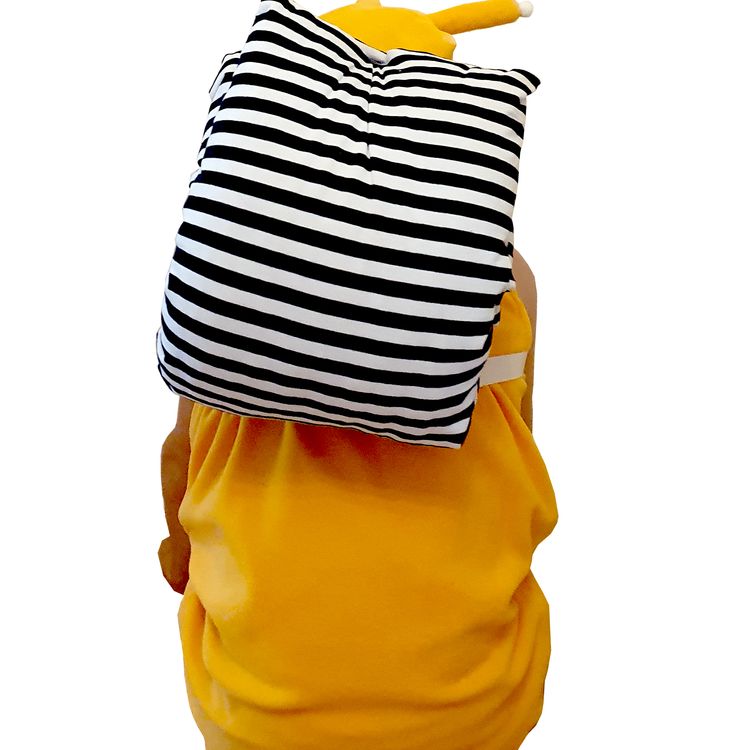 Schnecken Kostüm Fine mit Schneckenhaus für Kinder kniend von der Seite