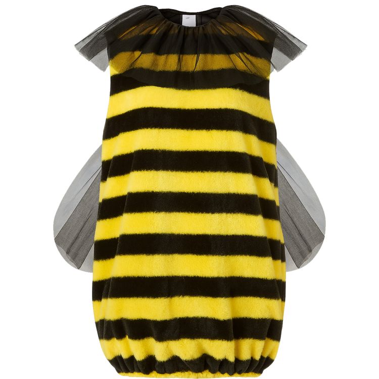 Frau im gelb-schwarz gestreiften Bienenkostüm mit Flügeln und Fühlern, frontal auf weißem Hintergrund