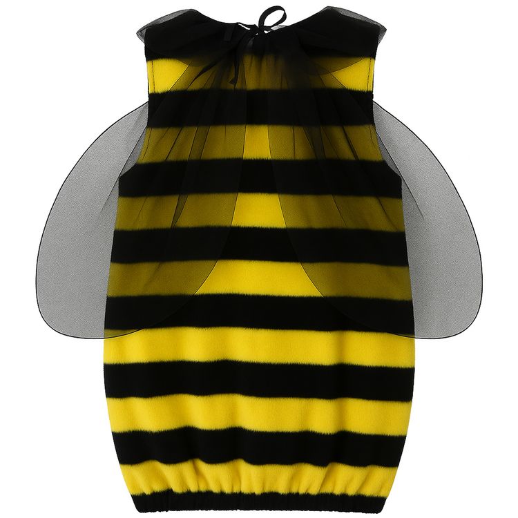 Frau im gelb-schwarz gestreiften Bienenkostüm mit Flügeln und Fühlern, frontal auf weißem Hintergrund