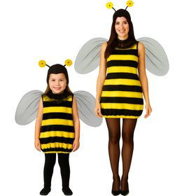 Zwei Kinder in Bienenkostümen mit Flügeln und Fühlern nebeneinander auf weißem Hintergrund.