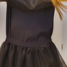 Halloween Gothic Kleid Schattenprinzessin Schwarz Mitternachtsball für Kinder Wednesday Mittwoch Fasching Karneval Mottoparty Detailansicht des dehnbaren Stretch-Gürtelbands auf Taillenhöhe von Vorne