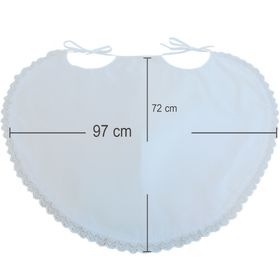 Braut & Bräutigam tragen das Doppel-Lätzchen und schneiden gemeinsam die Hochzeitstorte an