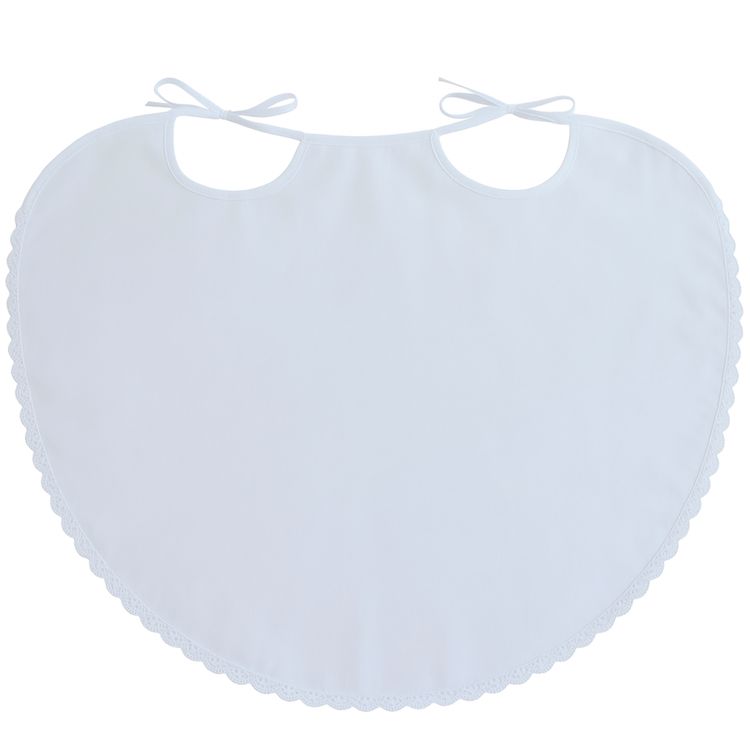 Braut & Bräutigam tragen das Doppel-Lätzchen und schneiden gemeinsam die Hochzeitstorte an