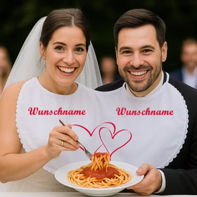 Braut & Bräutigam tragen das Doppel-Lätzchen mit Wunschname & Doppelherz und essen dabei einen Teller Spaghetti zusammen Hinweis: KI generiertes Bild