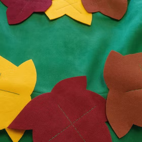Waldfee Kostüm Elowyn Moosgrün mit bunten Blättern für Kinder gr. 104-128 Kleid Märchen Elfe Fasching Karneval Mottoparty Detailansicht der bunten Filzblätter