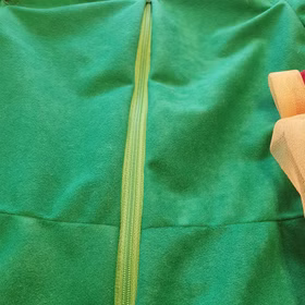 Waldfee Kostüm Elowyn Moosgrün mit bunten Blättern für Kinder gr. 104-128 Kleid Märchen Elfe Fasching Karneval Mottoparty Detailansicht des Reißverschlusses vom Feenkleid