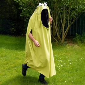 Monster Kostüm Yoko Creme Weiß rennt im Garten seitlich von Vorne