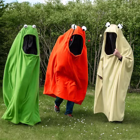 Grünes, Rotes und Eierfarbenes Monster im Garten von Vorne