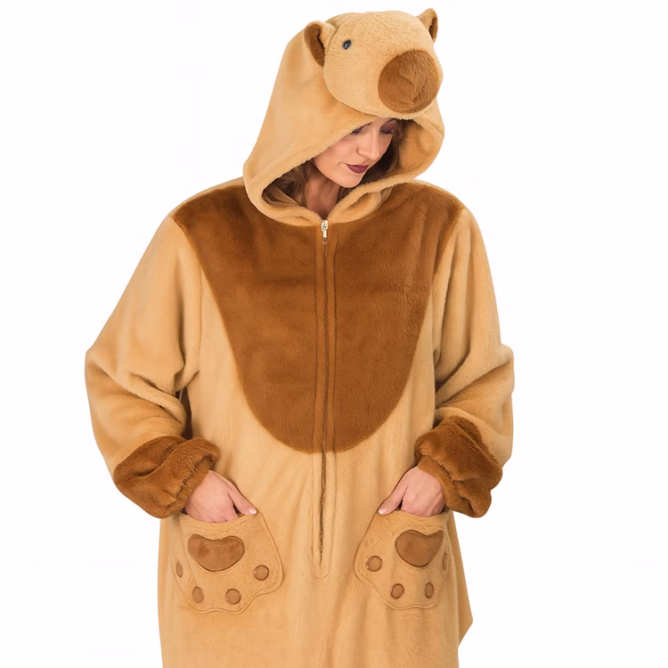 Capybara Kostüm Wasserschwein Nagetier Rio Braun Tierkostüm Tier für Erwachsene Fasching Karneval Paar- und Gruppenkostüme Mottoparty Nahaufnahme Capybara Kostüm Wasserschwein Nagetier Rio seitlich von Vorn mit Blick auf die Kapuze und das Gesicht