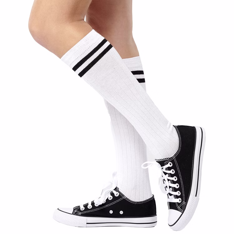 Weiße Kniestrümpfe in College-Optik Retro Sportsocken für Damen Gr. 36-41 Kostüm-Zubehör Fasching Karneval 80er 90er Mottoparty Weiße Kniestrümpfe in College-Optik Retro Sportsocken für Damen von der Seite