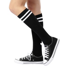 Schwarze Kniestrümpfe in College-Optik Retro Sportsocken für Damen von der Seite