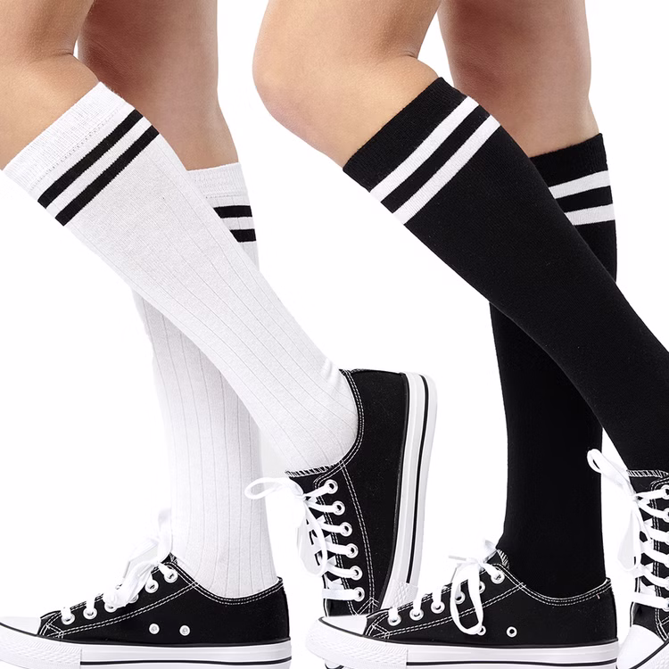 Schwarze Kniestrümpfe in College-Optik Retro Sportsocken für Damen Gr. 36-41 Kostüm-Zubehör Fasching Karneval 80er 90er Mottoparty Auswahl an weißen und schwarzen Kniestrümpfen in College-Optik für Damen von der Seite